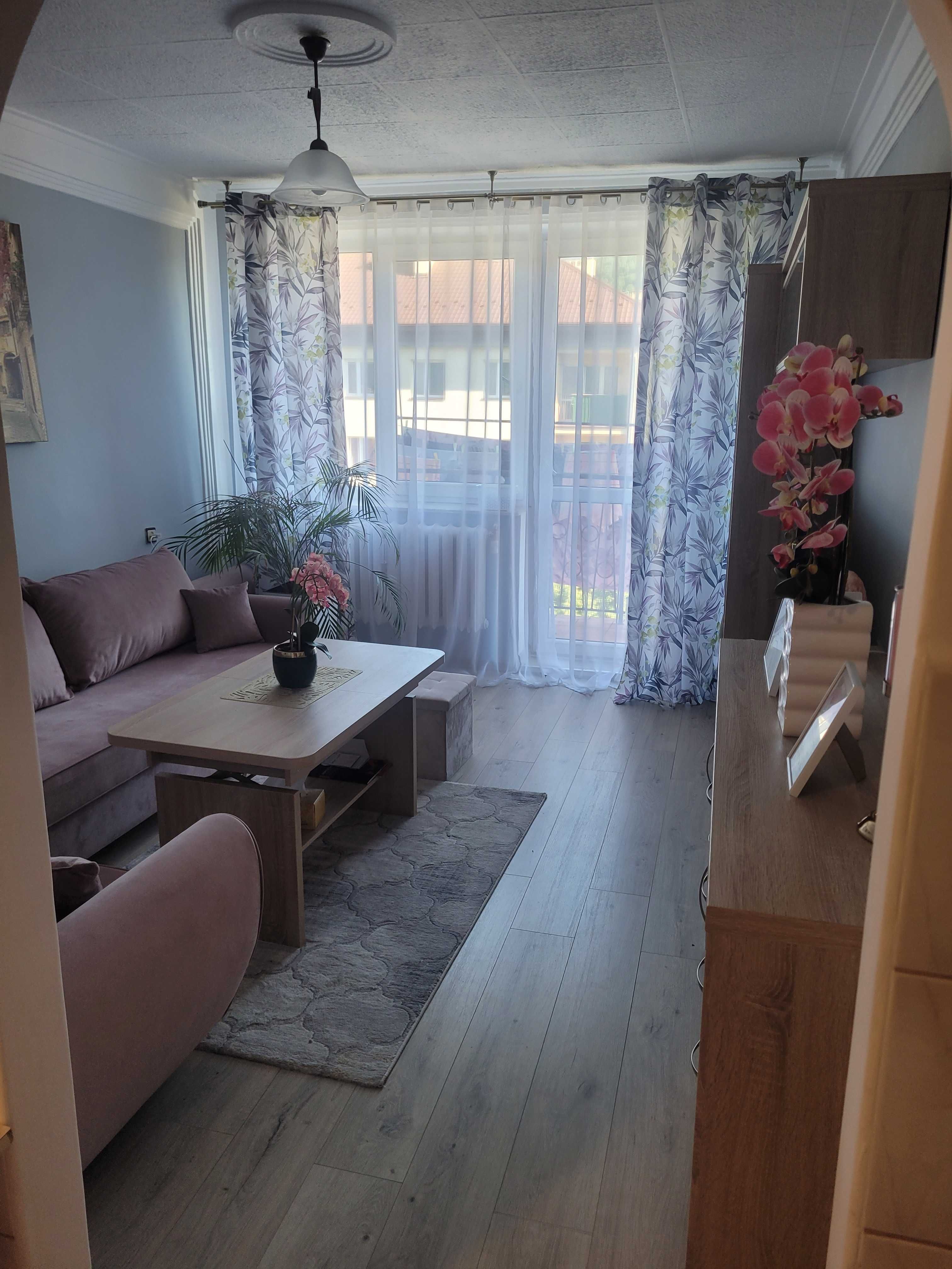 2 pokoje, balkon z widokiem na góry, centrum 39,2 m2.