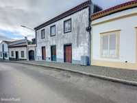 Moradia T3 com 2 frentes de rua, em Santa Cruz, Lagoa