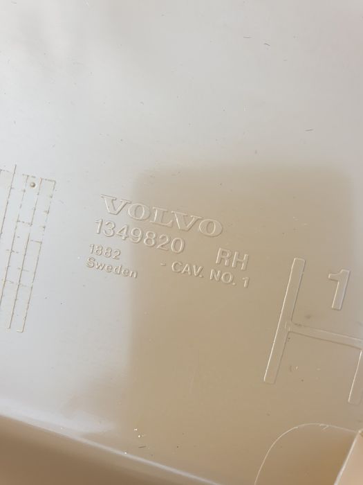 osłona słupka B prawego volvo 740 940 beżowa kompletna