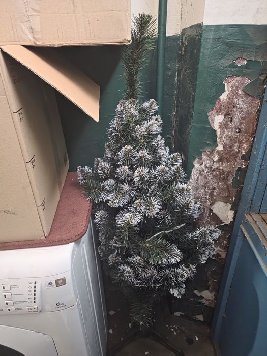 Ялинка штучна з білими кінчиками