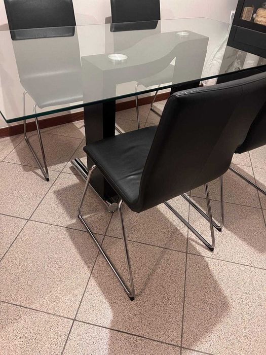 Mesa de vidro e cadeiras