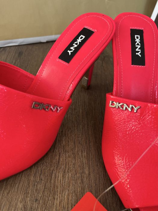 DKNY klapki na obcasie sandałki r 38/37 neonowy róż różowe
