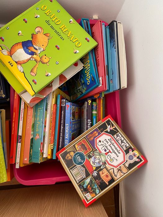 Caixa com livros infantis