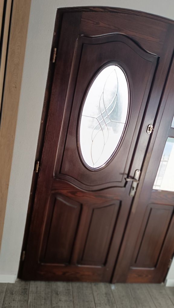Drzwi wejściowe zewnętrzne drewniane dwuskrzydłowe z szybą orzech
