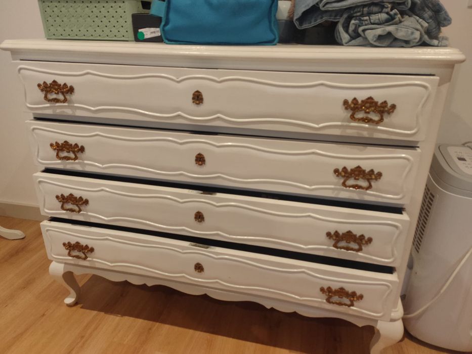 Mobilia madeira pintada de branco