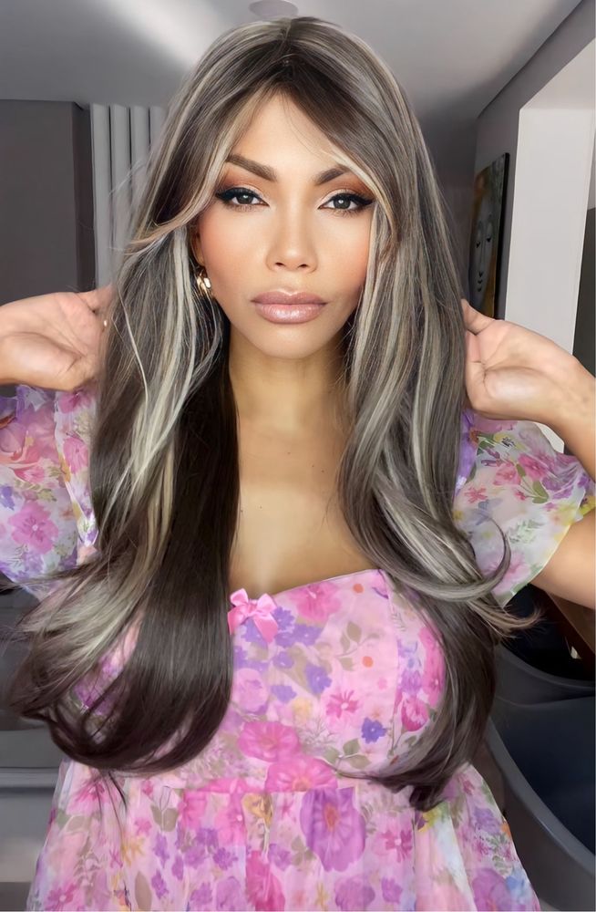 Peruca castanha de franja com mechas