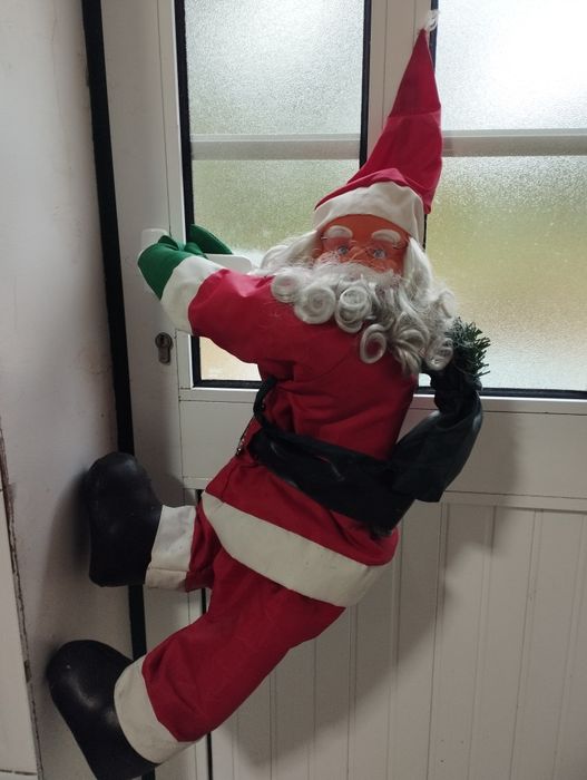 Pai Natal com óculos,roupa impermeável, muito bonito