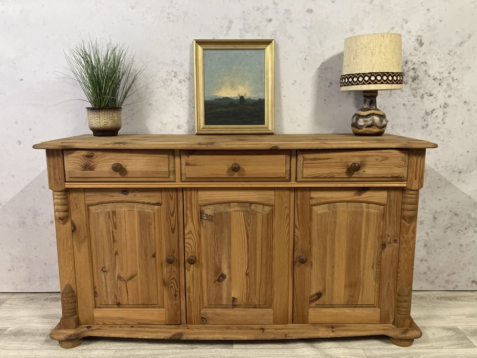 Duża, zdobiona komoda sosnowa