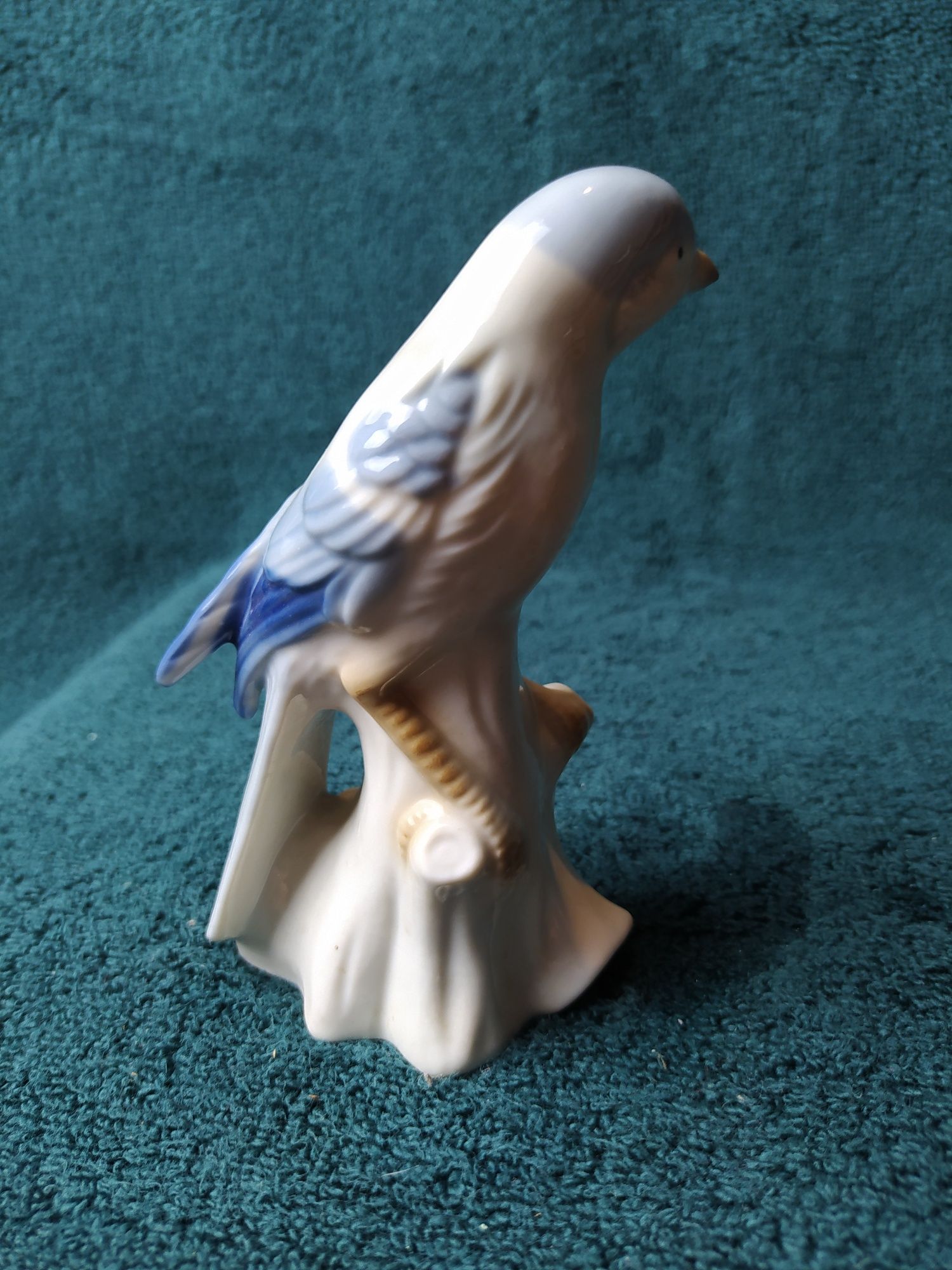 Porcelanowy ptak na konarze