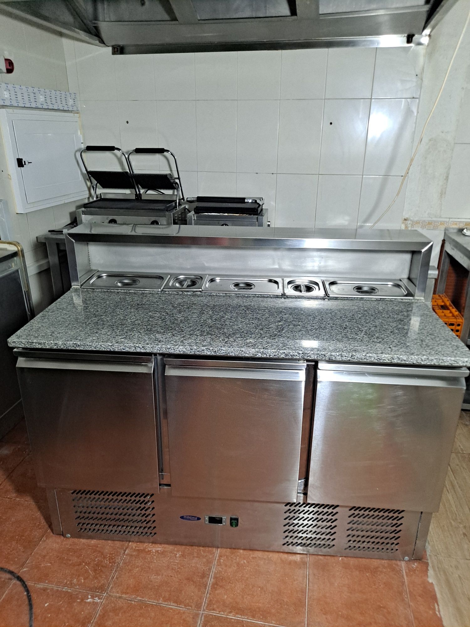 Frigorifico Saladette de Pizzas - 137 cm - 3 Portas - Adapta-se 8 x GN