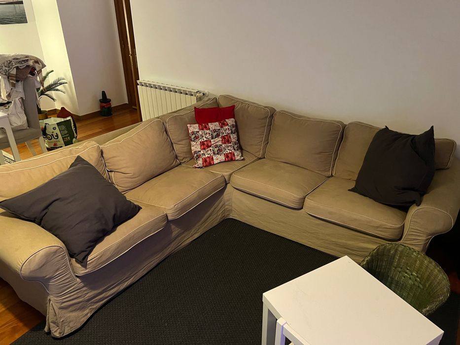 Sofá 5 lugares modelo ikea. Com capas para trocar