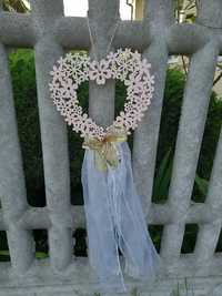 Drewniane serca, dekoracja na wesele, biały tiul ze złotą kokardką