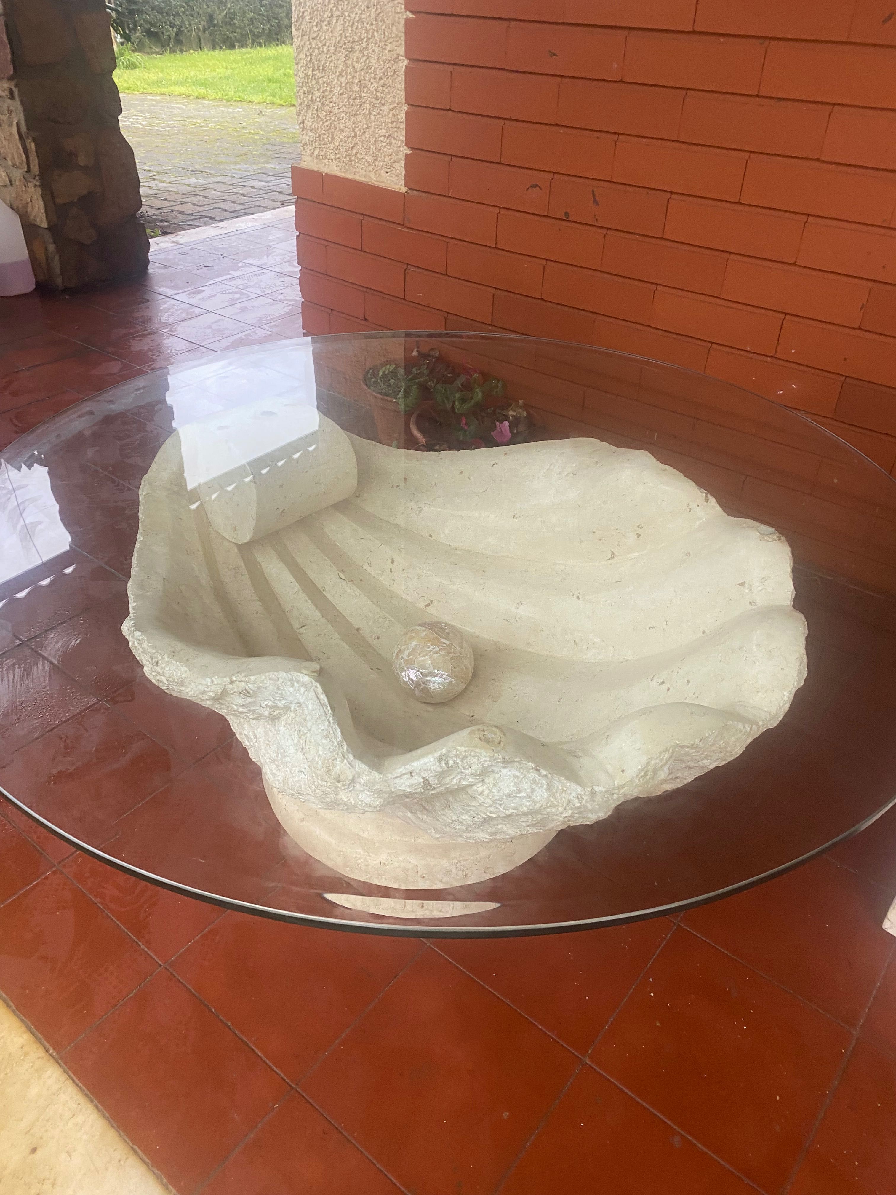 Mesa esculpida forma concha