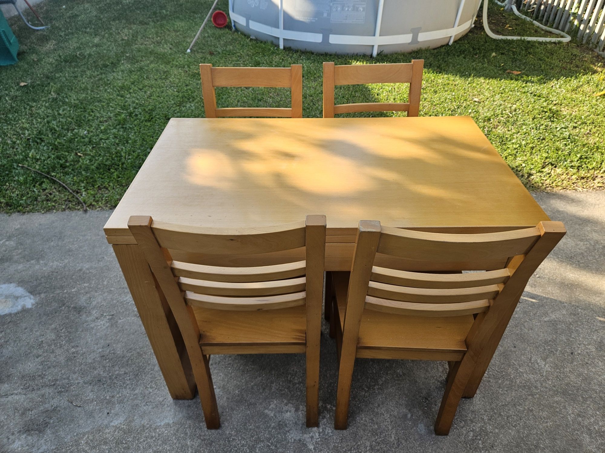 Mesa com 4 cadeiras