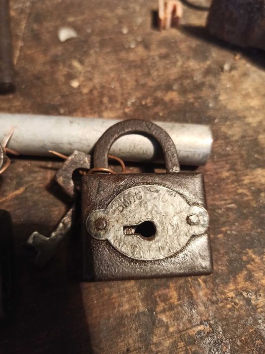 Навесной замок старый