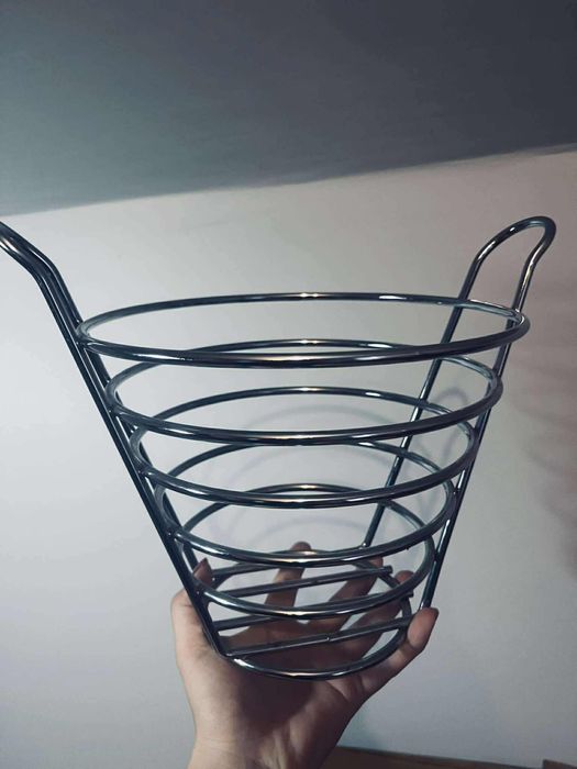 Piękny metalowy kosz na owoce srebrny wysoki