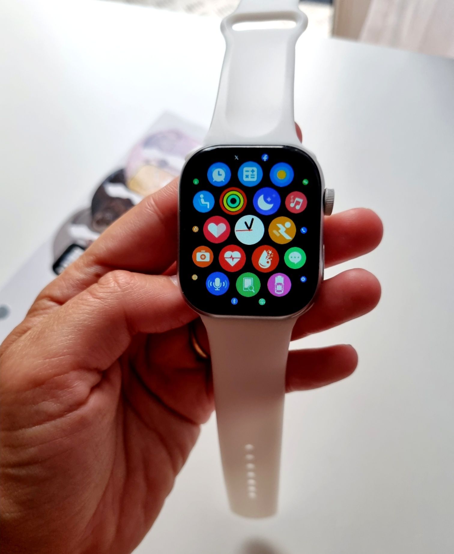 Smartwatch 9 srebrny na białym pasek