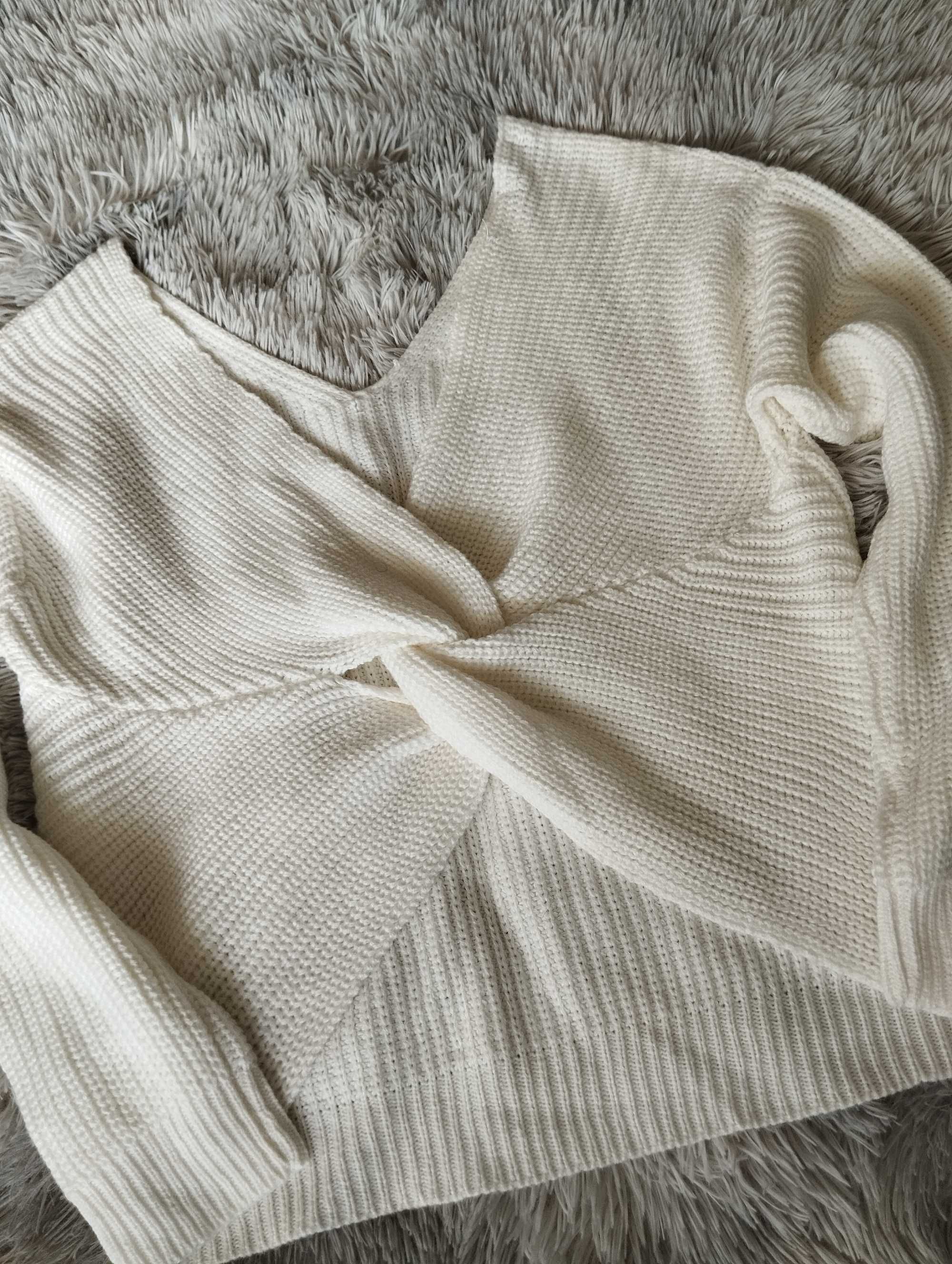 Sweterek z efektownym tyłem