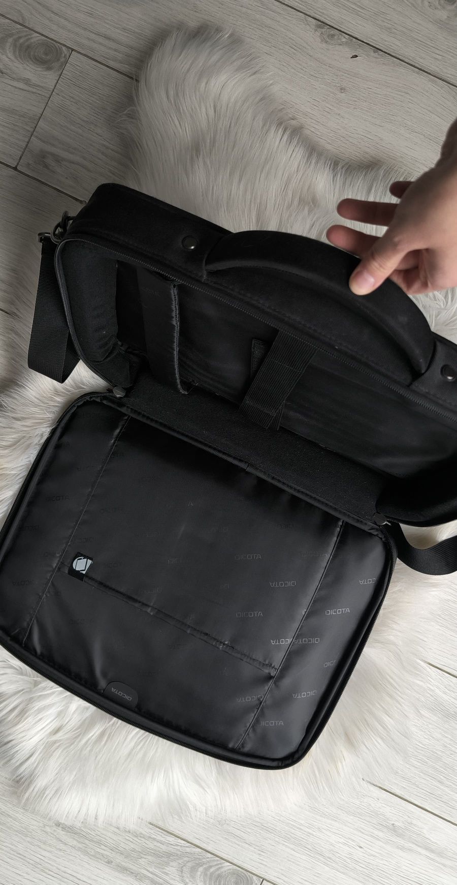 Torba na laptopa czarna Dicota prosta klasyczna