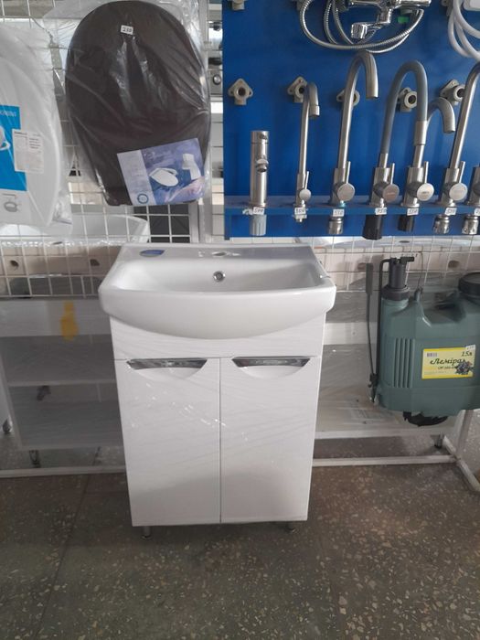 Умивальник на тумбі для ванної кімнати.