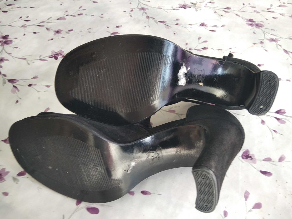 Sapato em camurça preta, muito elegante