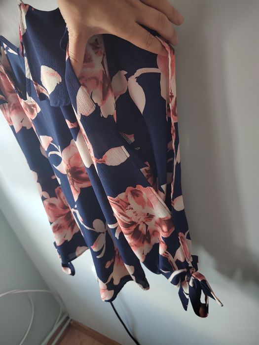 Bluzka w kwiaty z wyciętymi ramionami i rekawami