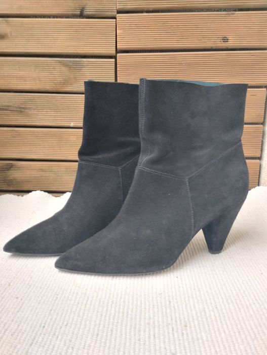 Zamszowe czarne botki GINO ROSSI