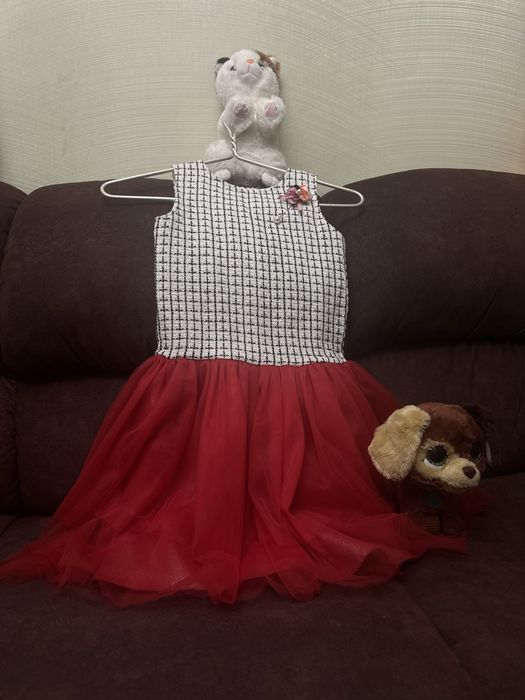 Сукні на прокат та можливо з подальшим викупом.Дрес кодові та звичайні