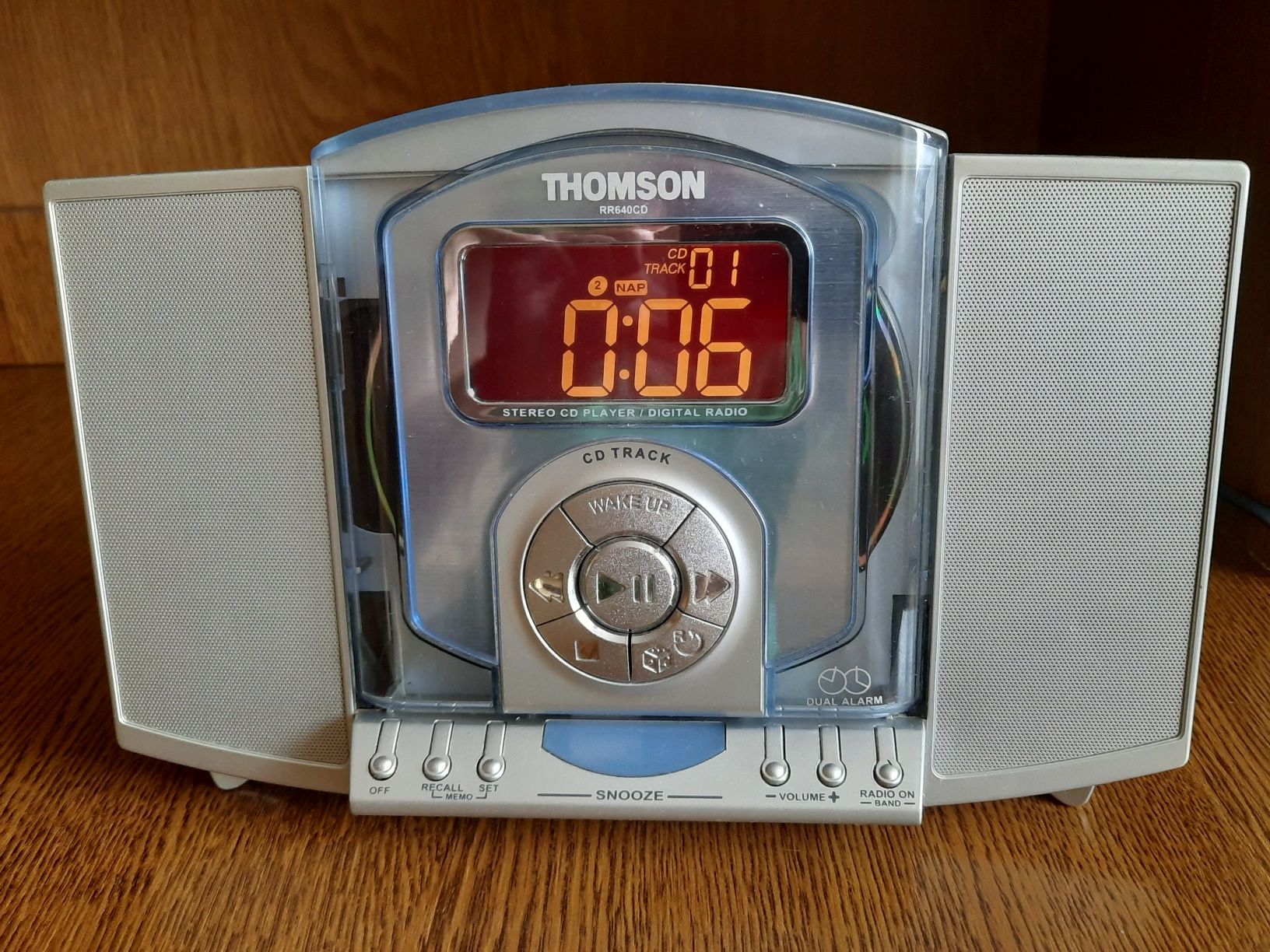 THOMSON 3 в одному(радіо,годинник,CD програвач)