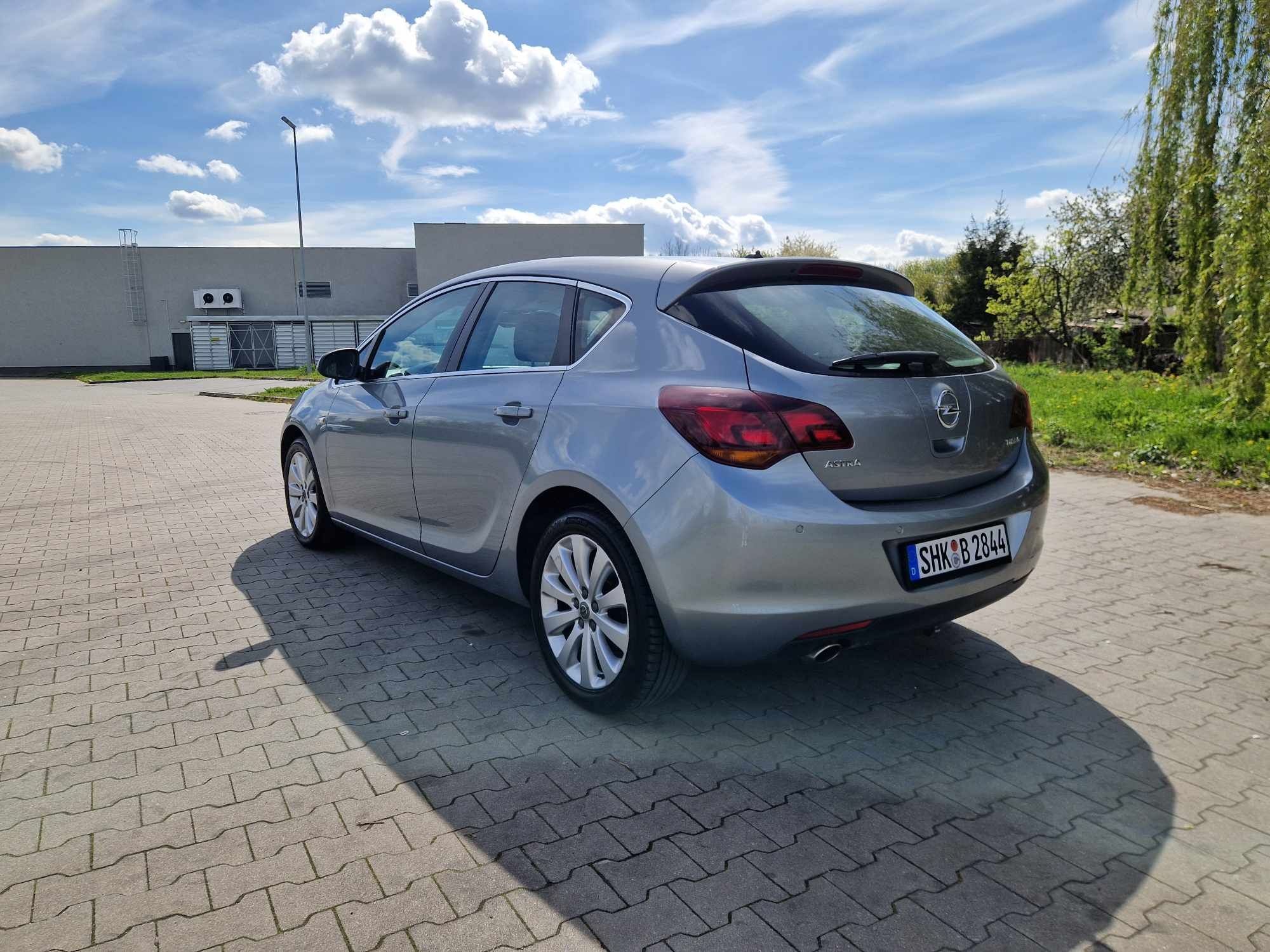 Opel Astra J benzyna