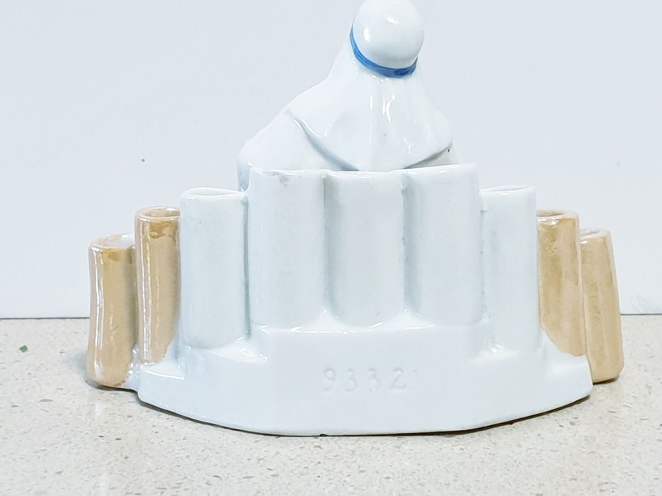 Raro antigo suporte figurativo para cigarros em porcelana alemã