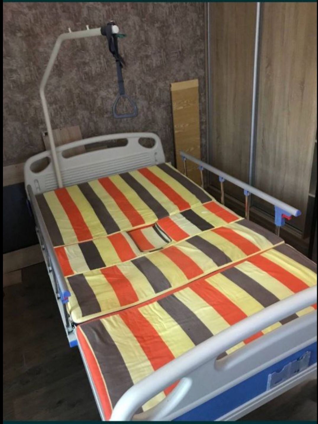 Медицинская кровать с туалетом, столиком