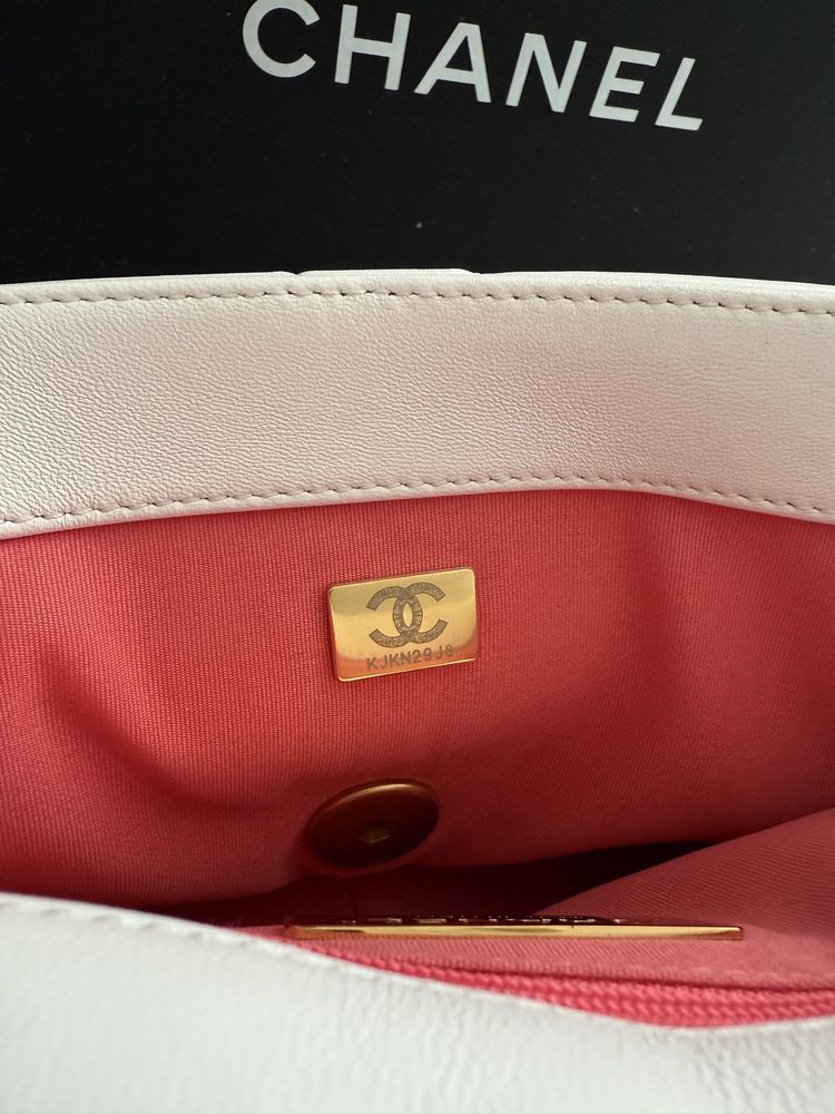 Нова сумка Chanel 19 white