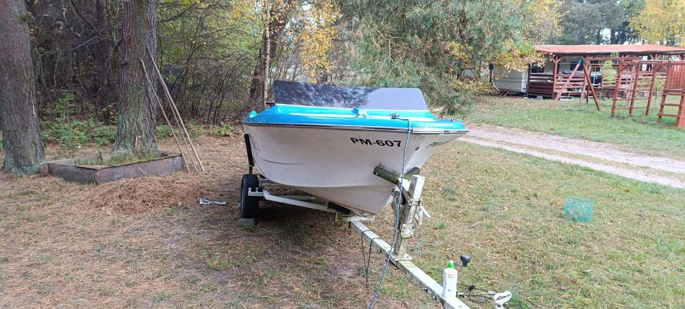 Łódź motorowa z silnikiem