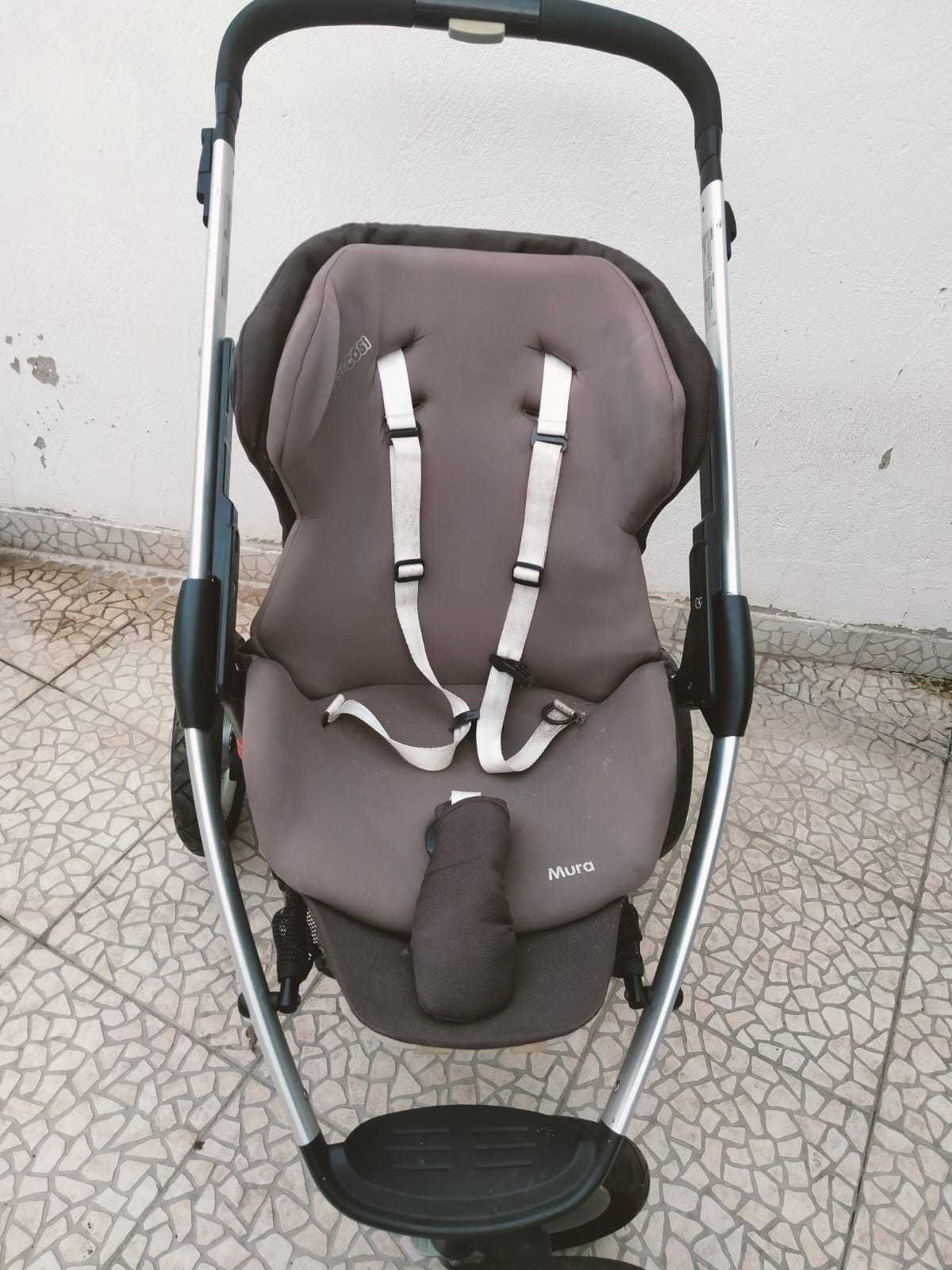 Carrinho de bebê com duas cadeiras
