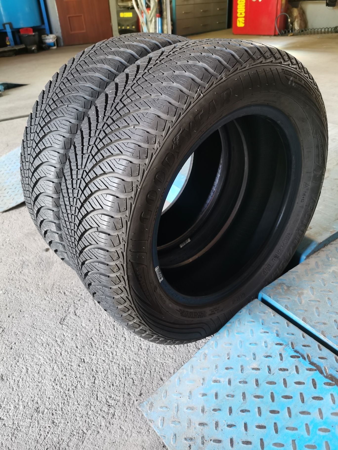 Para opon 195/60R15 88V Goodyear Vector 4Seasons z 2018r.