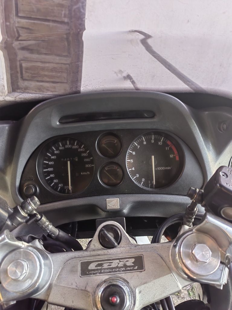 CBR1000F como nova, para desocupar