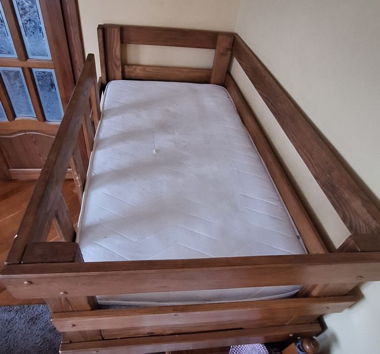 Дитяче дерев'яне ліжко