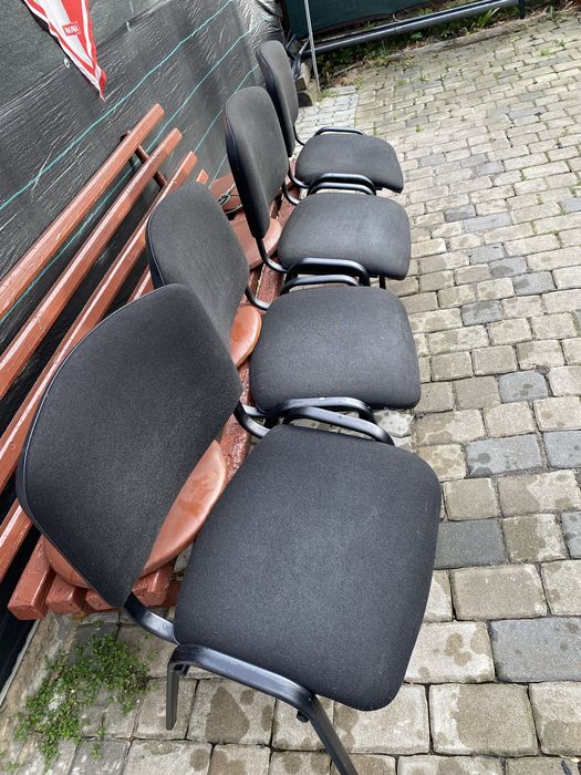 4 krzesła w czarnym kolorze