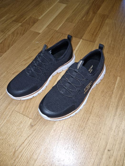 Продам кросівки жіночі Skechers