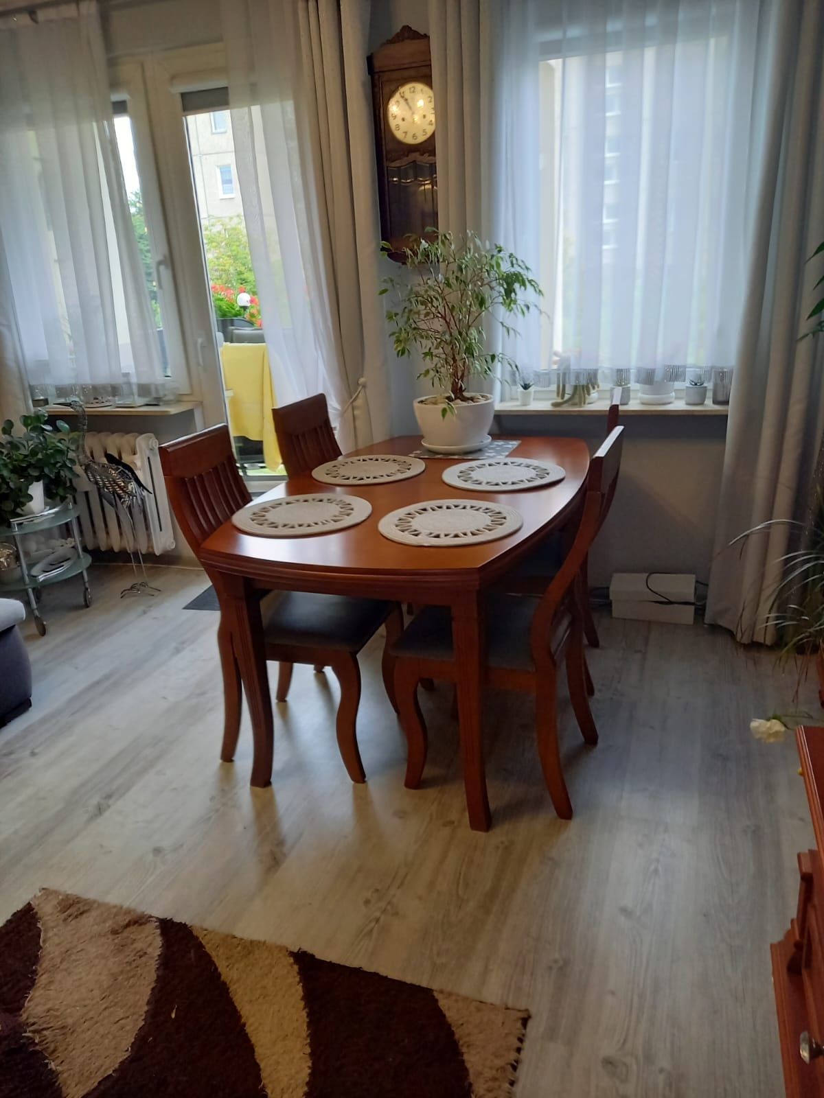 Drewniany stół i 6 krzeseł piękny zestaw do salonu lub jadalni szary