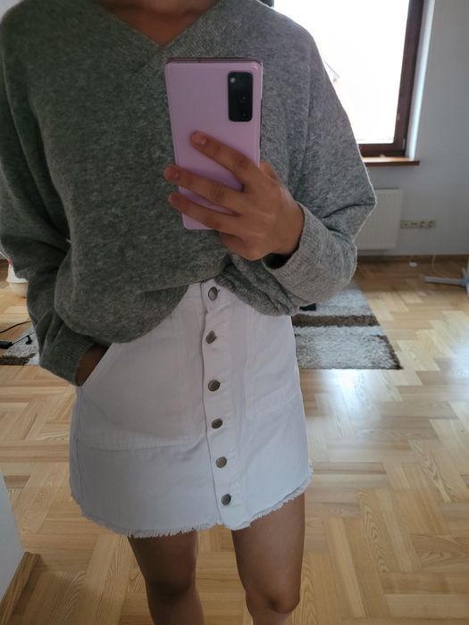 Biała spódnica jeansowa