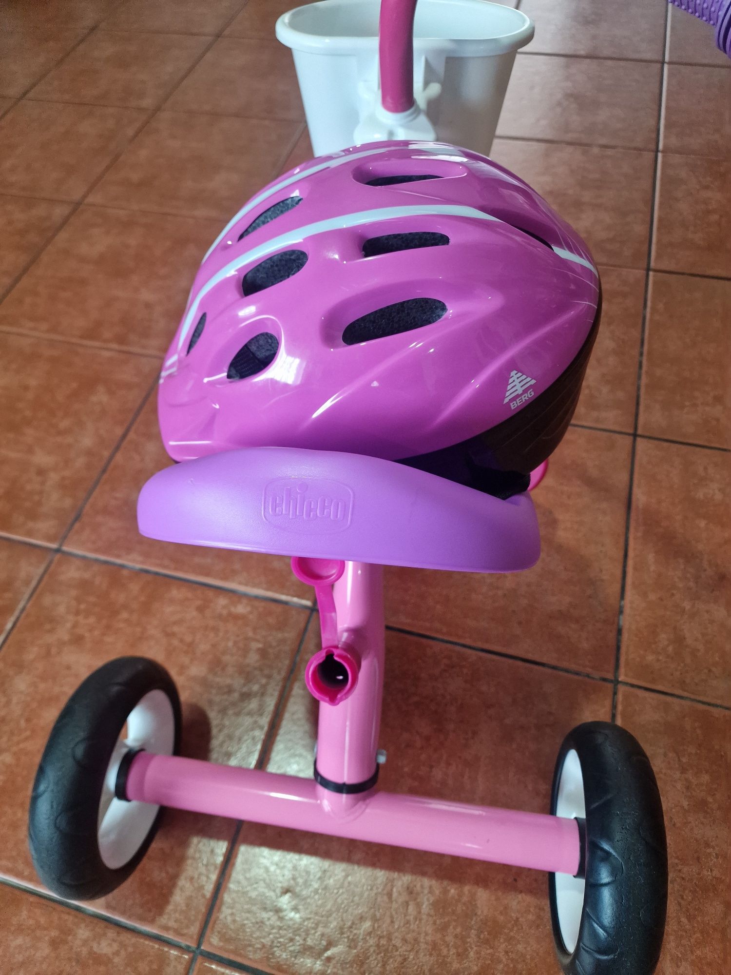 Triciclo Chicco c/capacete de proteção em bom estado
