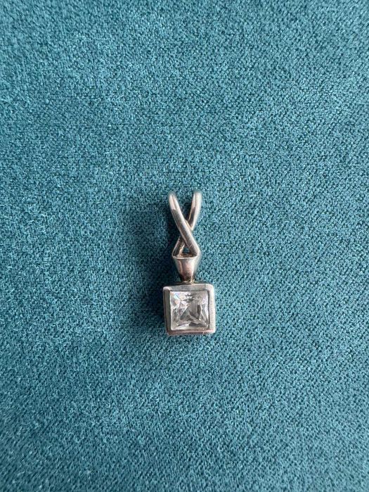 Srebrna zawieszka z cyrkonią