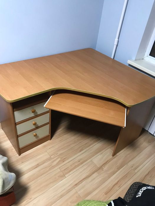 Меблі для дитячої кімнати (шкаф-купе, тумби, стіл)