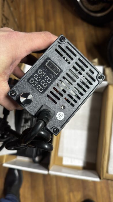 Потужний зарядний пристрій 72V–84V 15A з регулятором та LED-дисплеєм