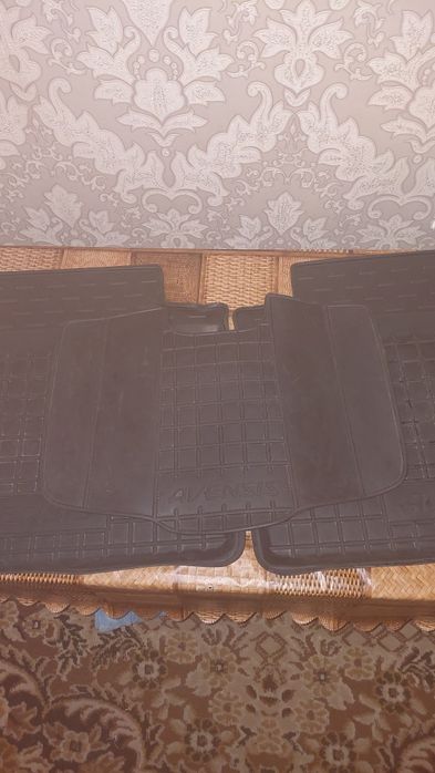 Продам коврики в тойота авенсис т25 седан