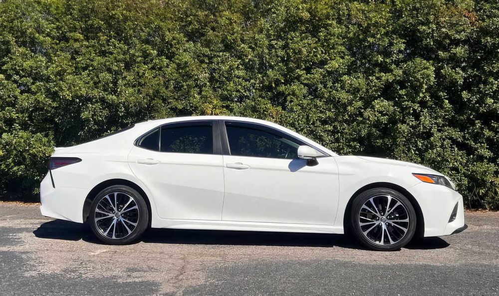 Toyota Camry SE      2020