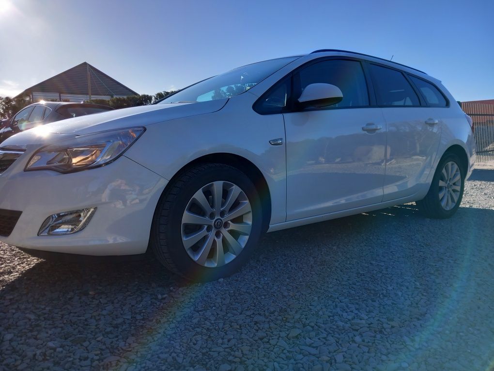 Opel astra j  Sport Tourer 1.7 cdti  Kombi  110 KM biały Stan bardzo d