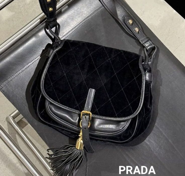 Сумка від Prada зі шкіри і вільвету.
